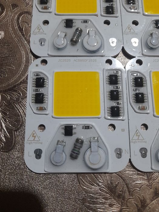 Svetadiyotniy mudul prajektrlar va boshqa kata joylarn yoritish uchun