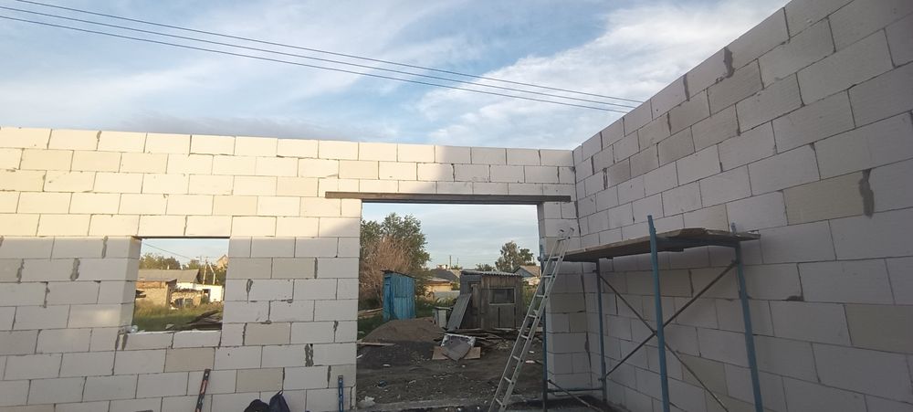 Кладка перегородка стена газаблоком, кирпичом