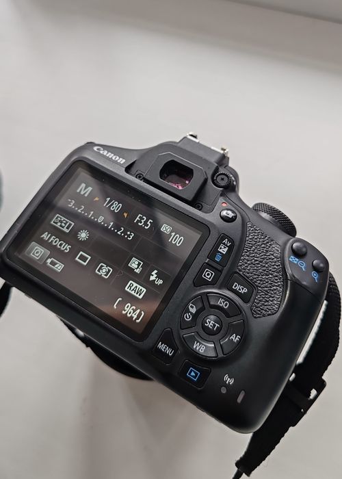 Фотоаппарат Canon 2000d