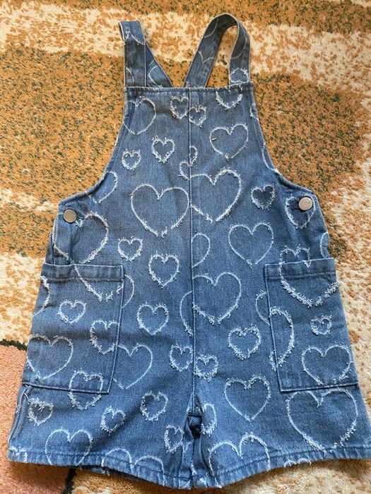 Vând salopetă scurtă pentru fete, mărimea 104-110