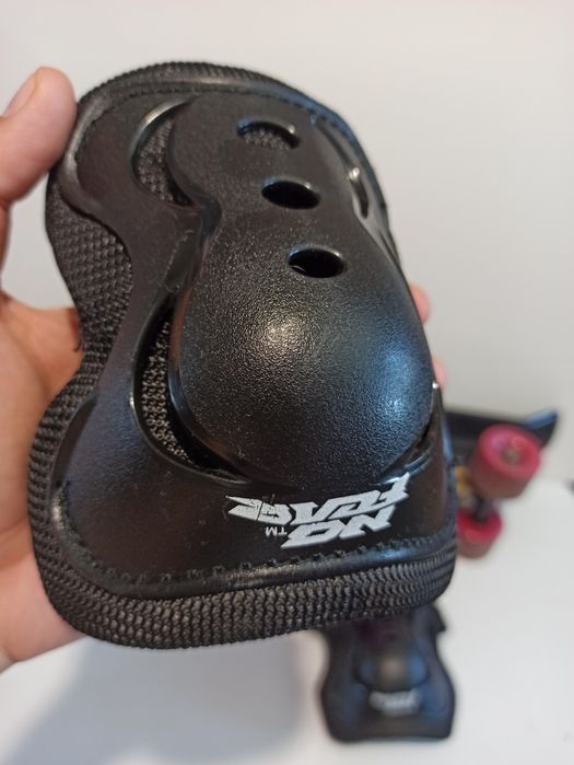 Skateboard cu casca si genuchere reglabile