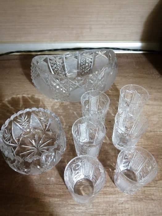 Хрустальные вазы и стаканы