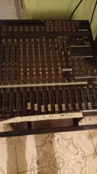 Vand mixer activ yamaha impecabil schimb pe o boxa activa 300 de wati