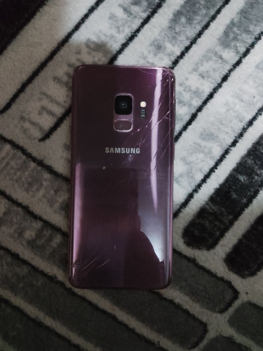 Vând Samsung S9.