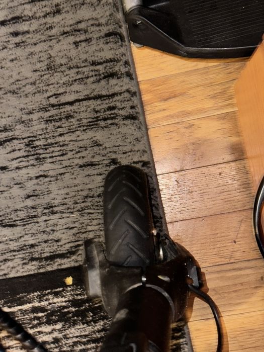 Vand trotineta murya are roata cu motoru plecata intro parte