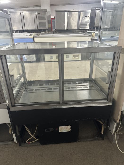 Витрина,холодильник витринный,оборудование