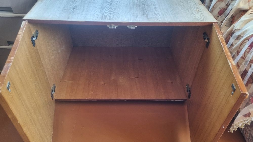 Шкаф из дерева  .