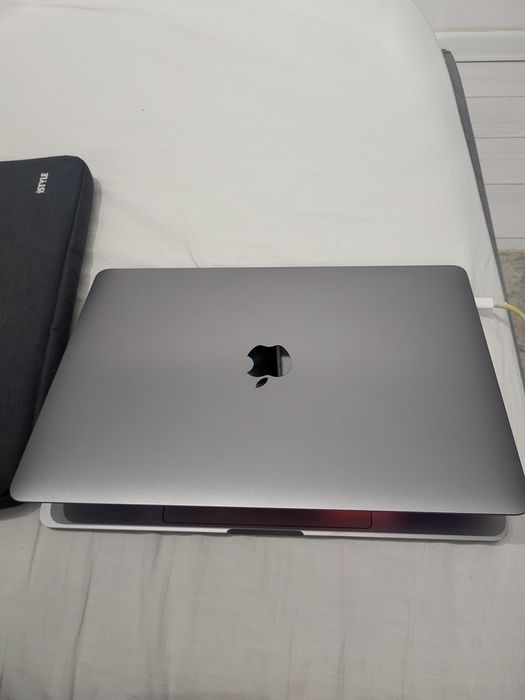 MacBook Pro 13" cu touchpad, impecabil 16GB RAM 256SSD