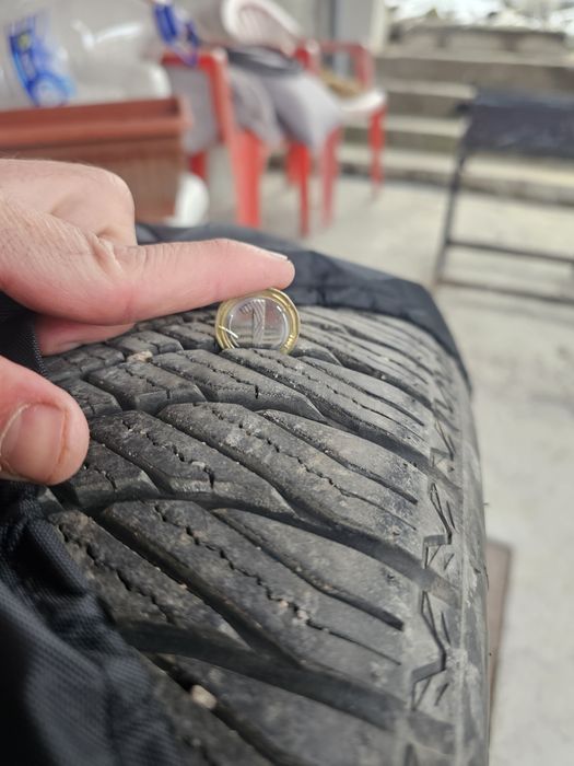 Продавам 2бр всесезони гуми 235 40 18