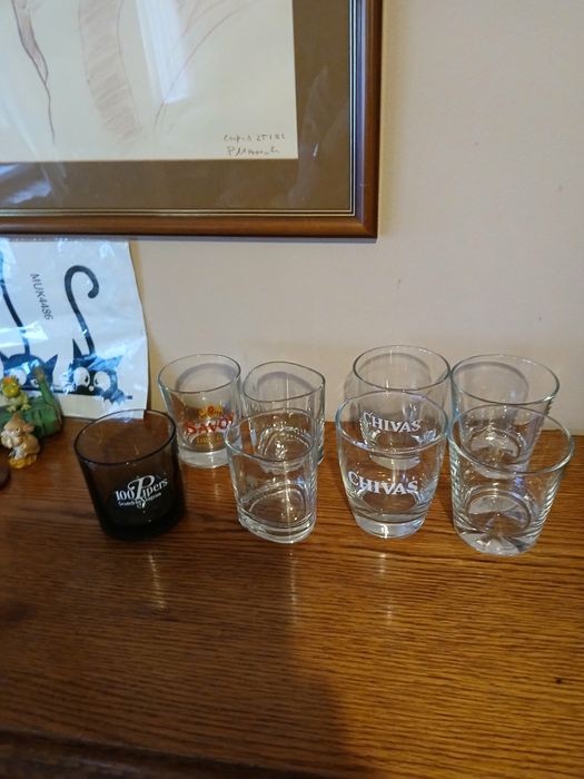 Продавам различни стъклени чаши,нови, рекламни,повечето с надписи