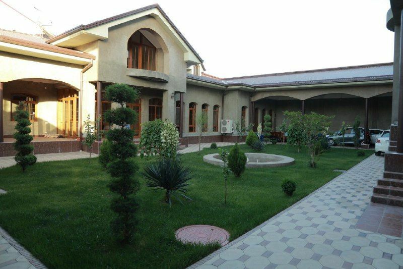 Садовник озеленение уход за садом ландшафтный дизайн. Богбон.