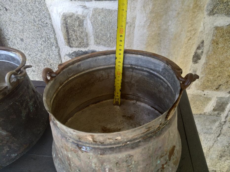 Продавам две идентични менчета много стари калайдисани за кобилица