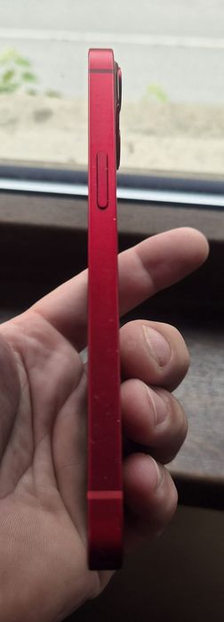 iPhone 13  заключен на части