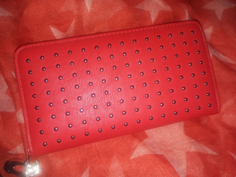 Дамски портфейл в червено