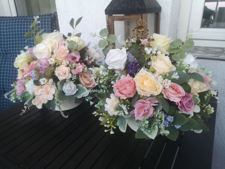 Аранжировки за маса от изкуствени цветя