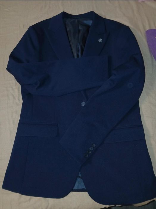Costum elegant barbati. Mărimea 48. O singura purtare, prețul este ușor negociabil.