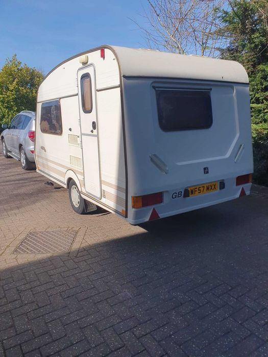 безупречна и практична каравана SWIFT, къса - двуместна