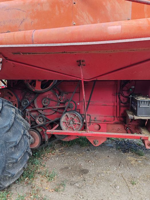 Vând combină International 923.