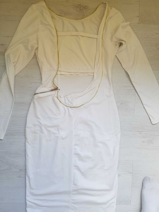 Уникална рокля с гол гръб