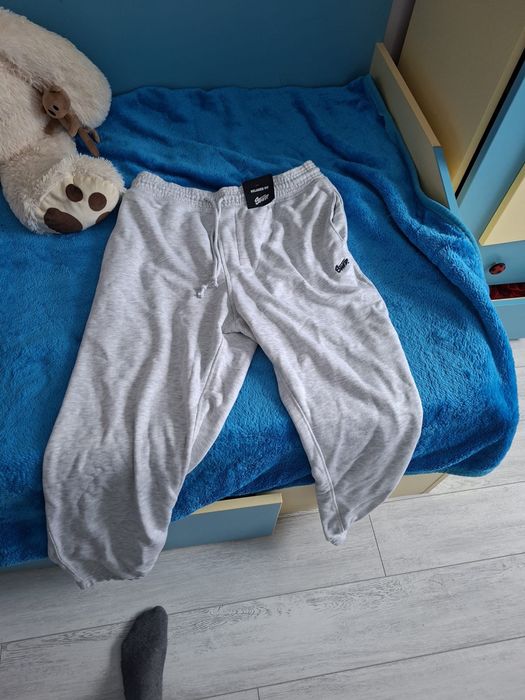 Vand pantaloni noii