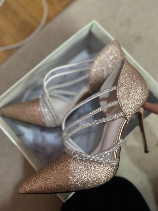 Официални блестящи обувки на висок ток