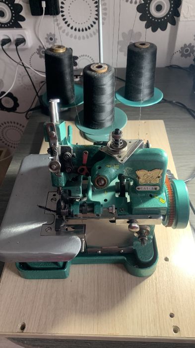 Оверлок машинка