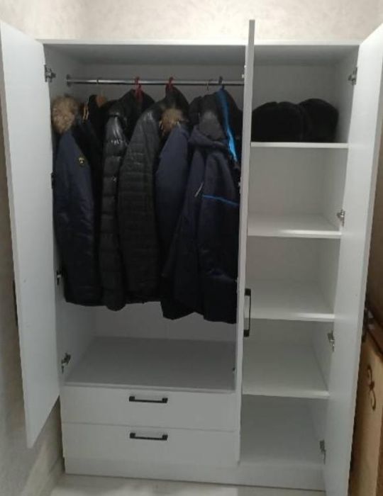 Шкаф с зеркалом продам