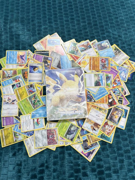 Lot Masiv Pokémon: Peste 550Cărți + 19 Ultra Rare GX/VMAX + Cutie Metalică