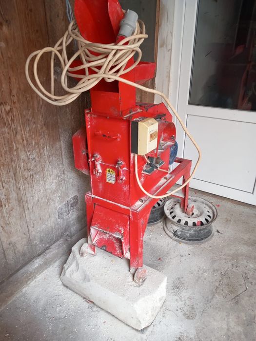 Vand animale si o moară de porumb