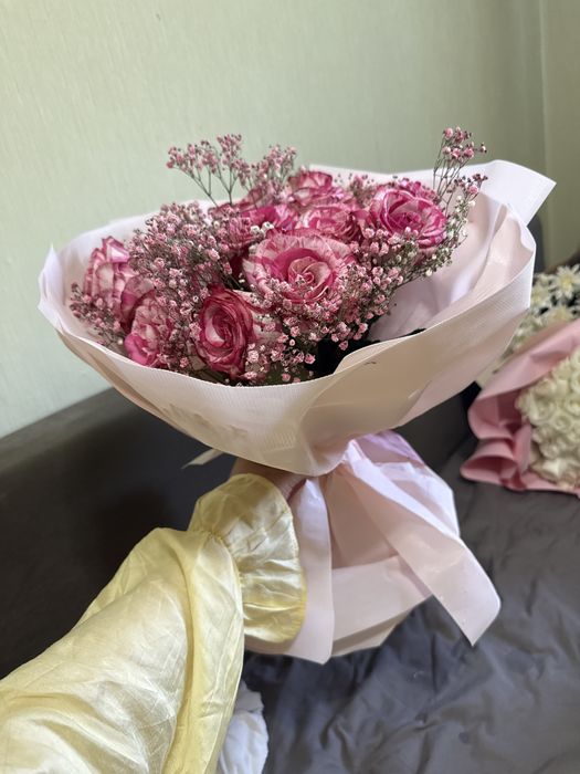 Розы розовые 15 шт гипсофилы
