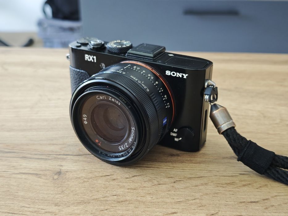 Sony RX1 (Full-Frame, Zeiss Sonnar 35/2)