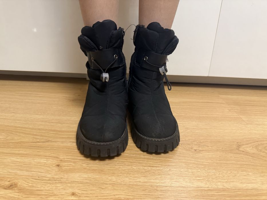 Продам  зимние дутыши на девочку.