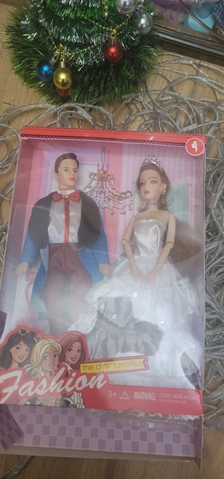 Пара кукол в свадебных бальных нарядах .100000 сум в коробке