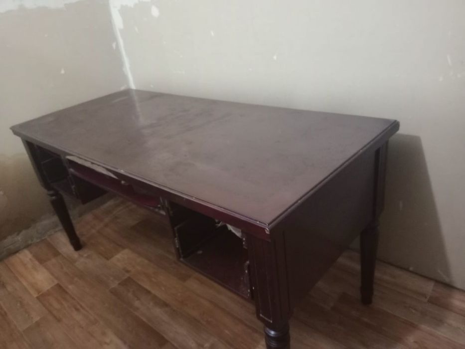 Стол из красного дерева