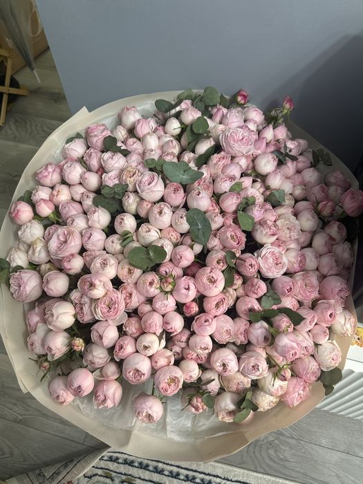 Большой букет пионовидных роз