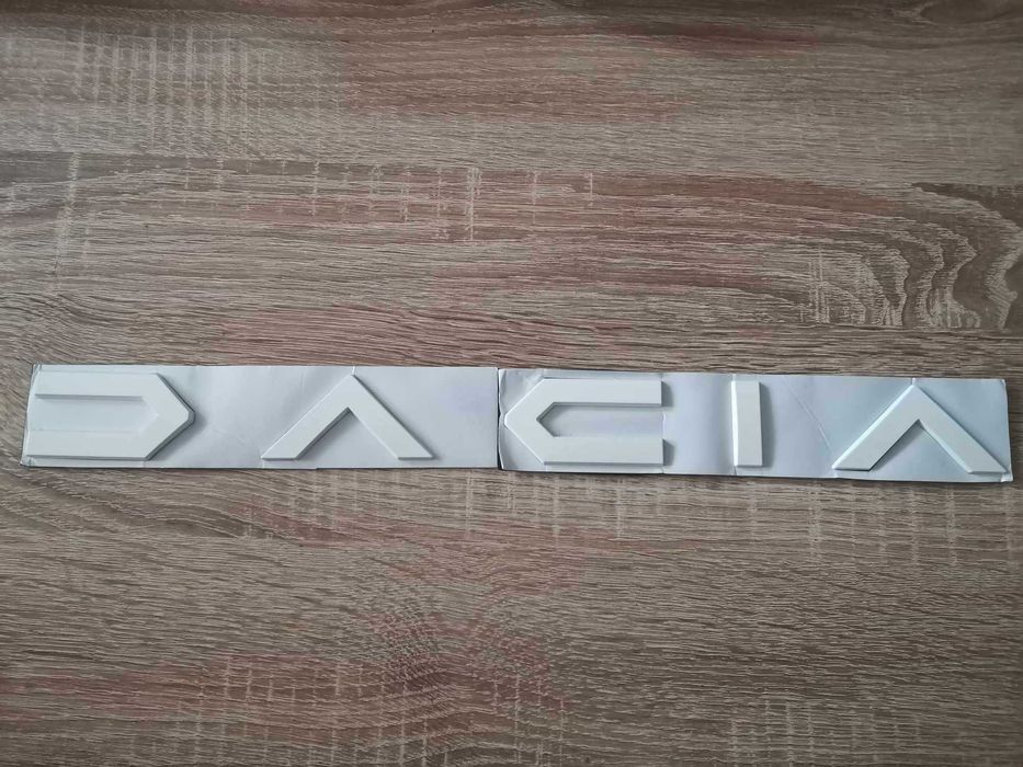 бял надпис Дачия Dacia нов стил