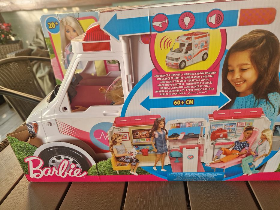 Vând set de joacă Ambulanta lui Barbie.