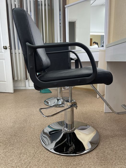 Парикмахерское кресло для стрижки