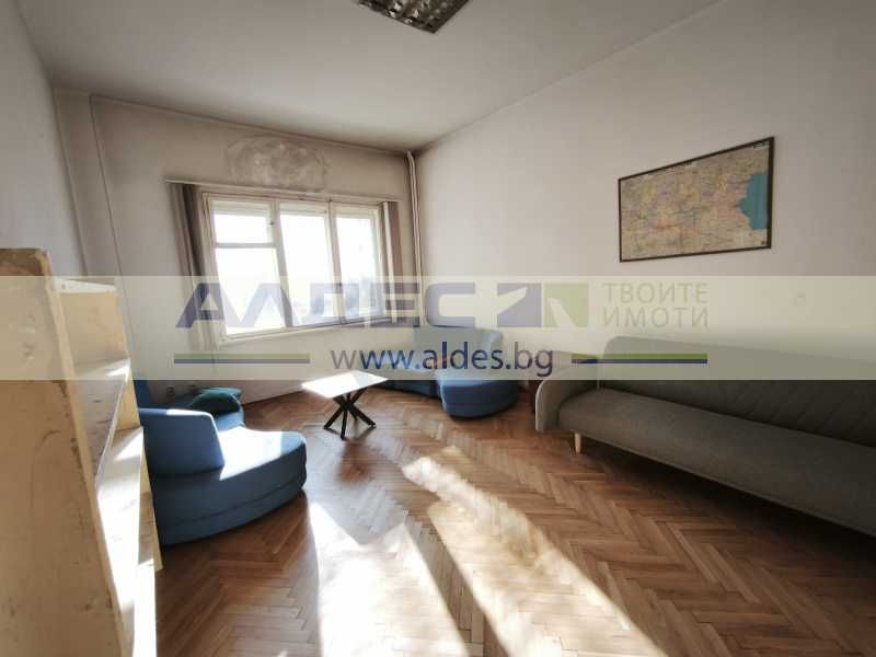 Отдава се тристаен ап. на ул. Славянска!