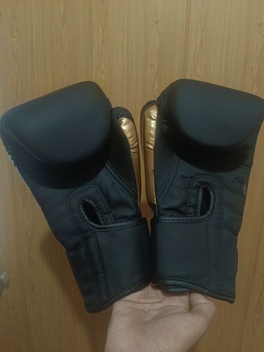 Шлем и перчатка для бокса