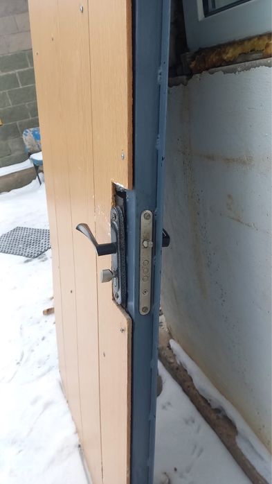 Продам металлический дверь