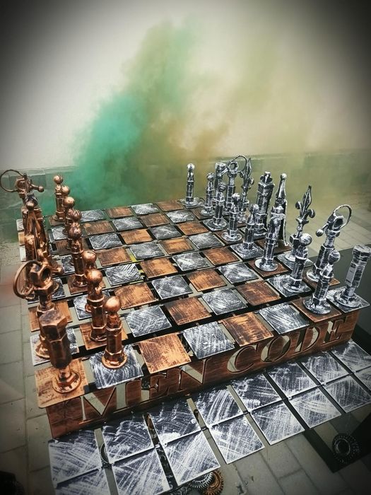 Tsbla de sah otel cu piese din suruburi sculptate stil industrial