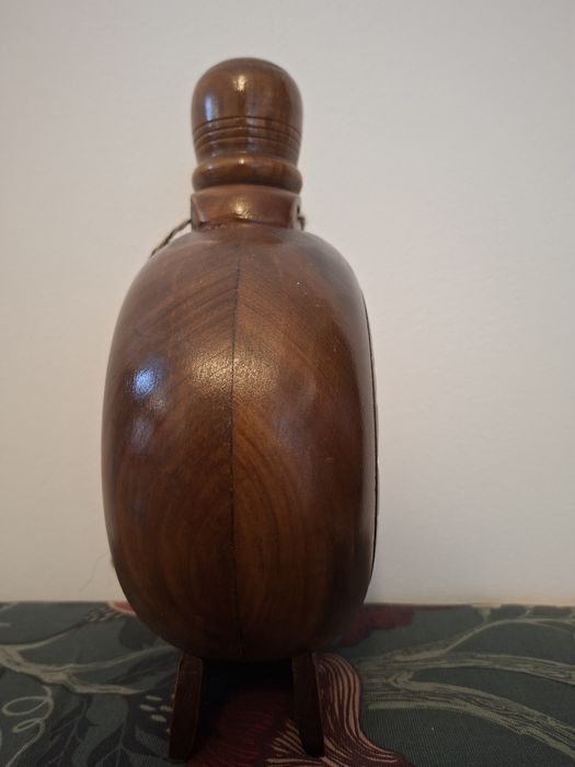 Plosca veche din lemn, cu sticla în interior. Stare impecabila!