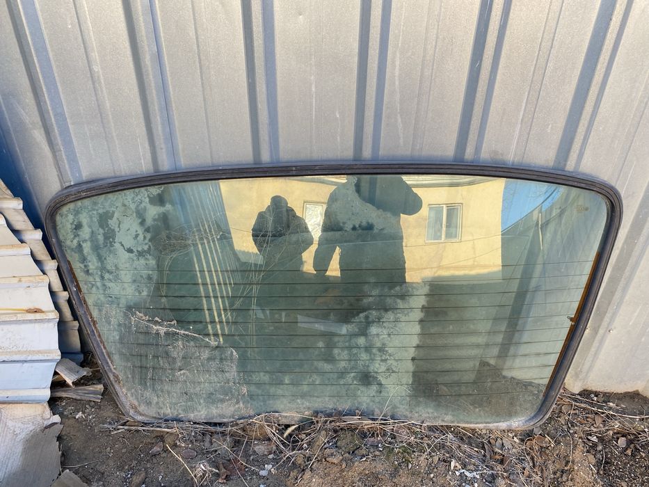 Заднее лобовое стекло машины Ауди 80