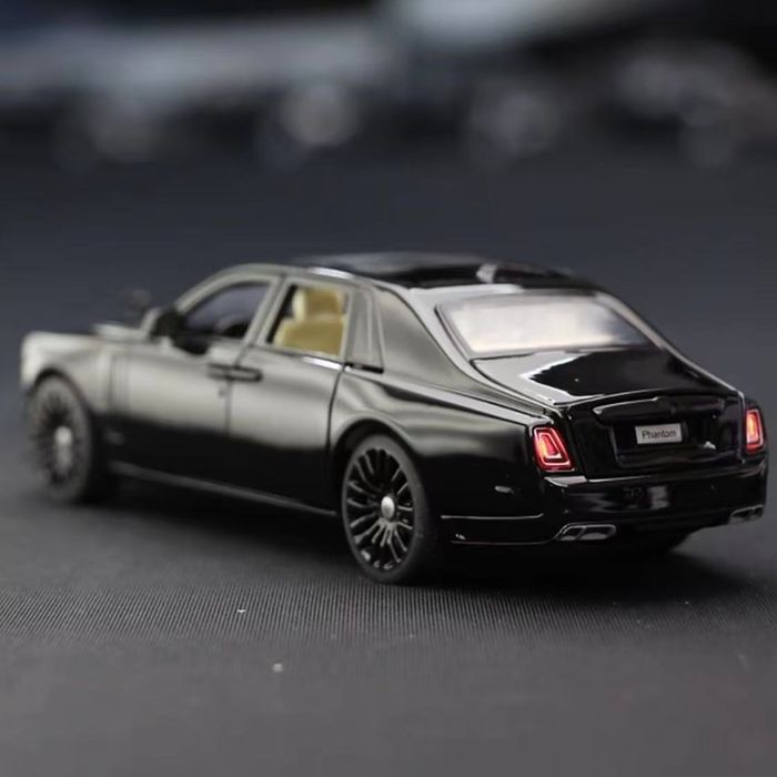 1.32! Rolls Royce Phantom Металлическая модель со светом и звуом