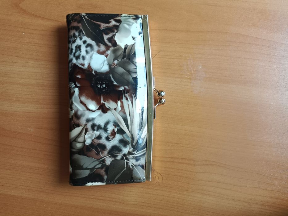 Продам кошелек недорого.