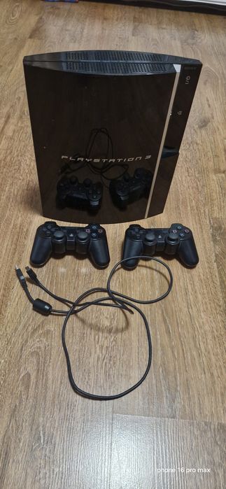 Vând Sony PlayStation 3 Fat, model CECHJ03, versiune PAL, împreună cu 2 manete originale Sony.