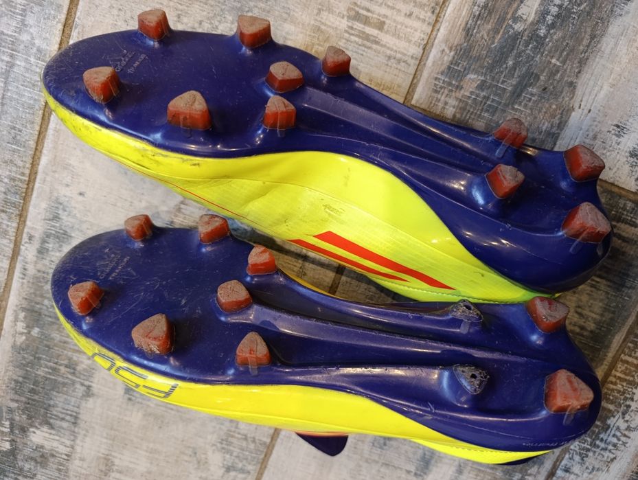 Продам футбольные бутсы