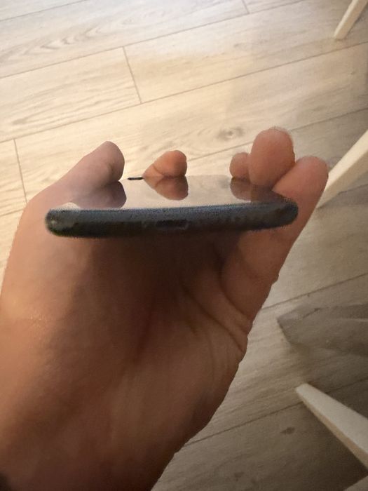 Продавам СПЕШНО Айфон СЕ 2020 и ОРИГИНАЛНИ слушалки Еърподс 3 !!