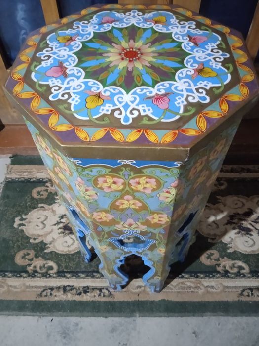 Кадимий услубда ясалган столча